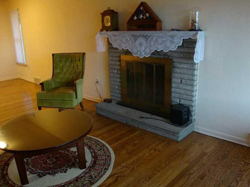 78 Bellview Circle McKees Rocks, PA 15136 - Photo 18 of 22 Living Room. Alternate view of living room