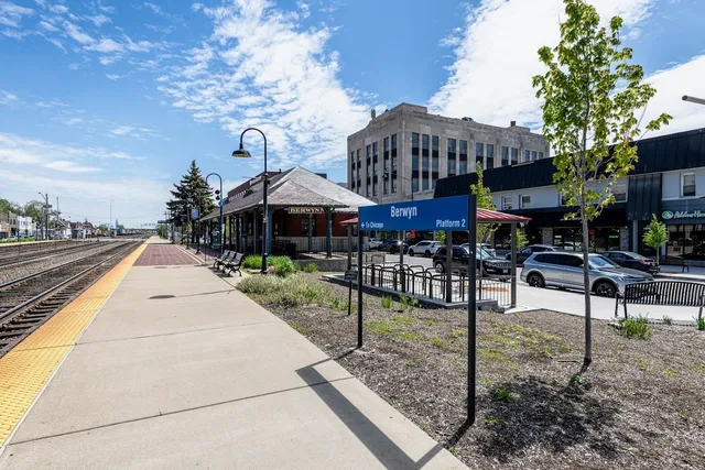 $1,095 | 3302 Kenilworth Avenue, Unit 404, Berwyn, IL 60402