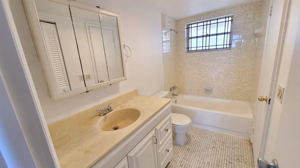 15600 Northwest 7th Avenue, Unit 606 Miami, FL 33169 - Photo 6 of 13 a bathroom with a sink a toilet and bathtub