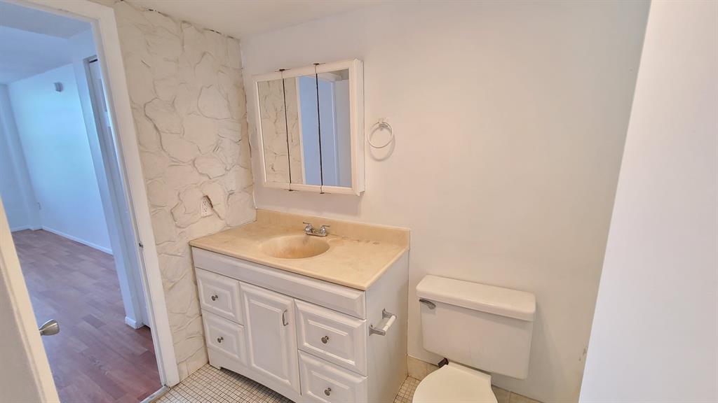 15600 Northwest 7th Avenue, Unit 606 Miami, FL 33169 - Photo 7 of 13 a bathroom with a sink toilet vanity and tub