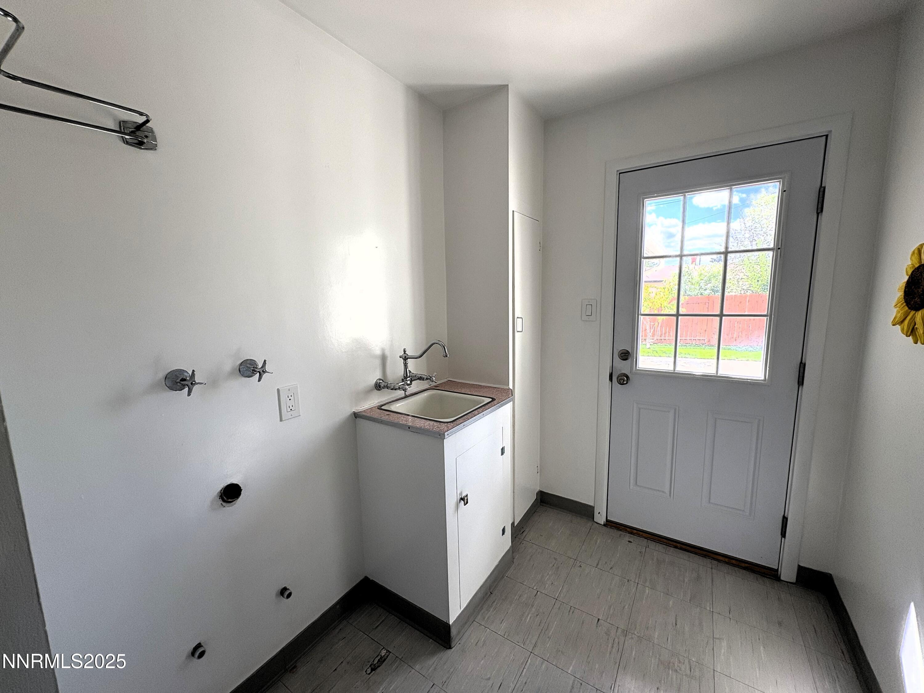 230 Glenmanor Drive Reno, NV 89509 - Photo 9 of 28 a bathroom with a sink and mirror with bathtub