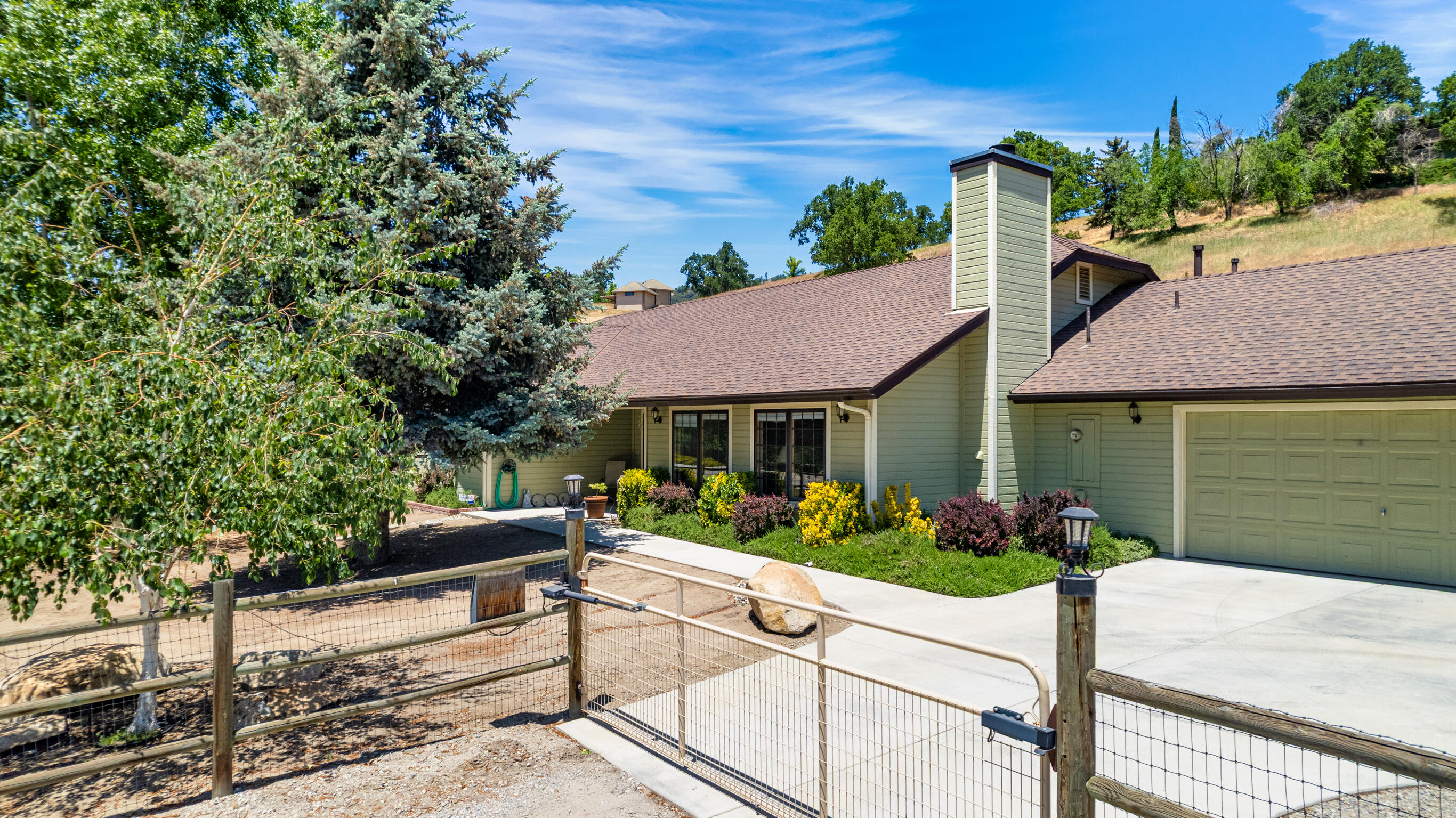 24140 Deertrail Drive Tehachapi, CA 93561 - Photo 2 of 44 a front view of a house with garden