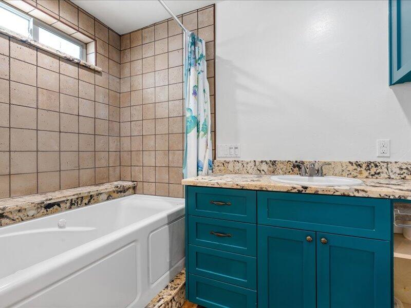 24140 Deertrail Drive Tehachapi, CA 93561 - Photo 28 of 44 a bathroom with a bathtub and a sink