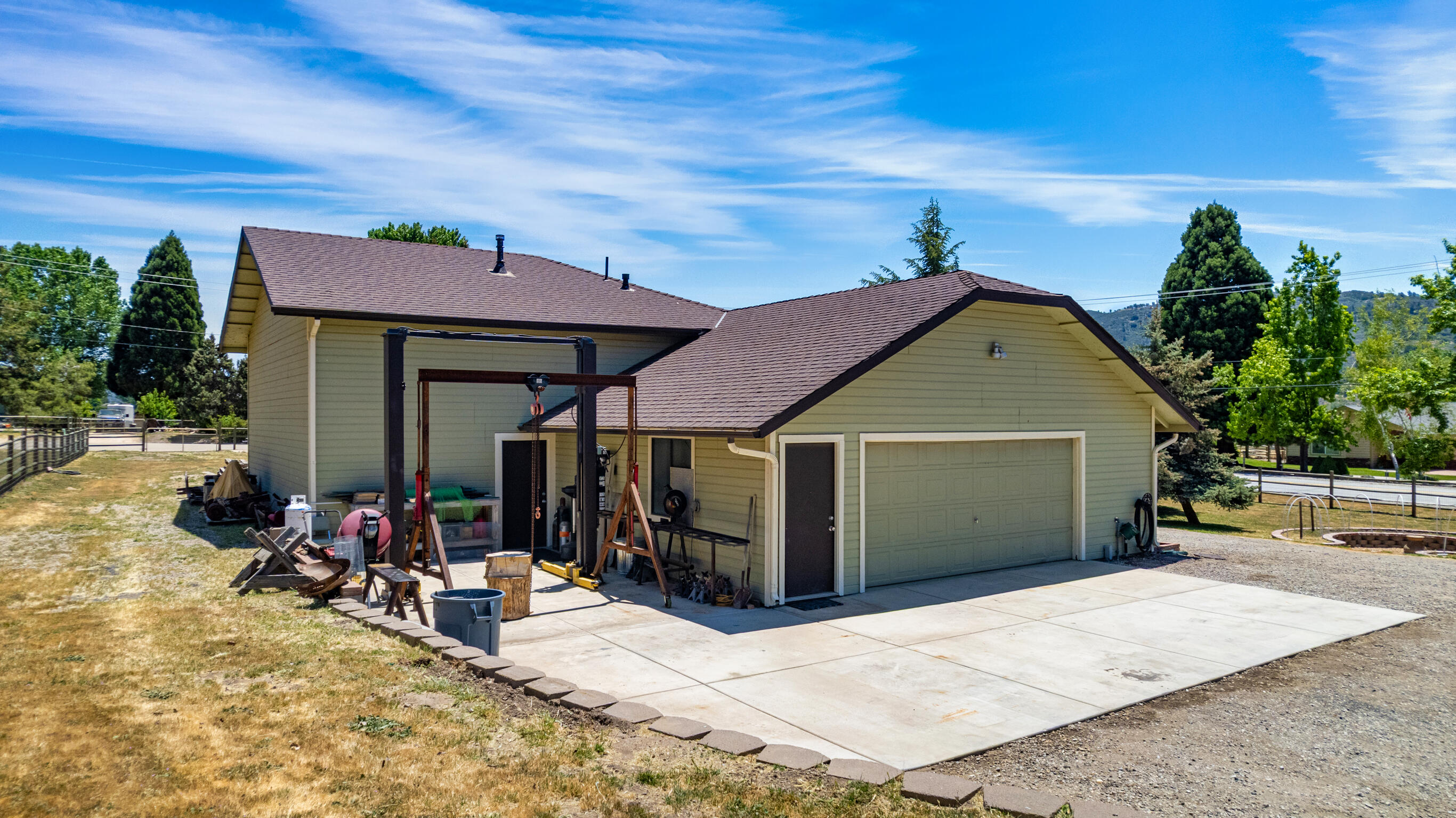 24140 Deertrail Drive Tehachapi, CA 93561 - Photo 35 of 44 a view of a house with a patio