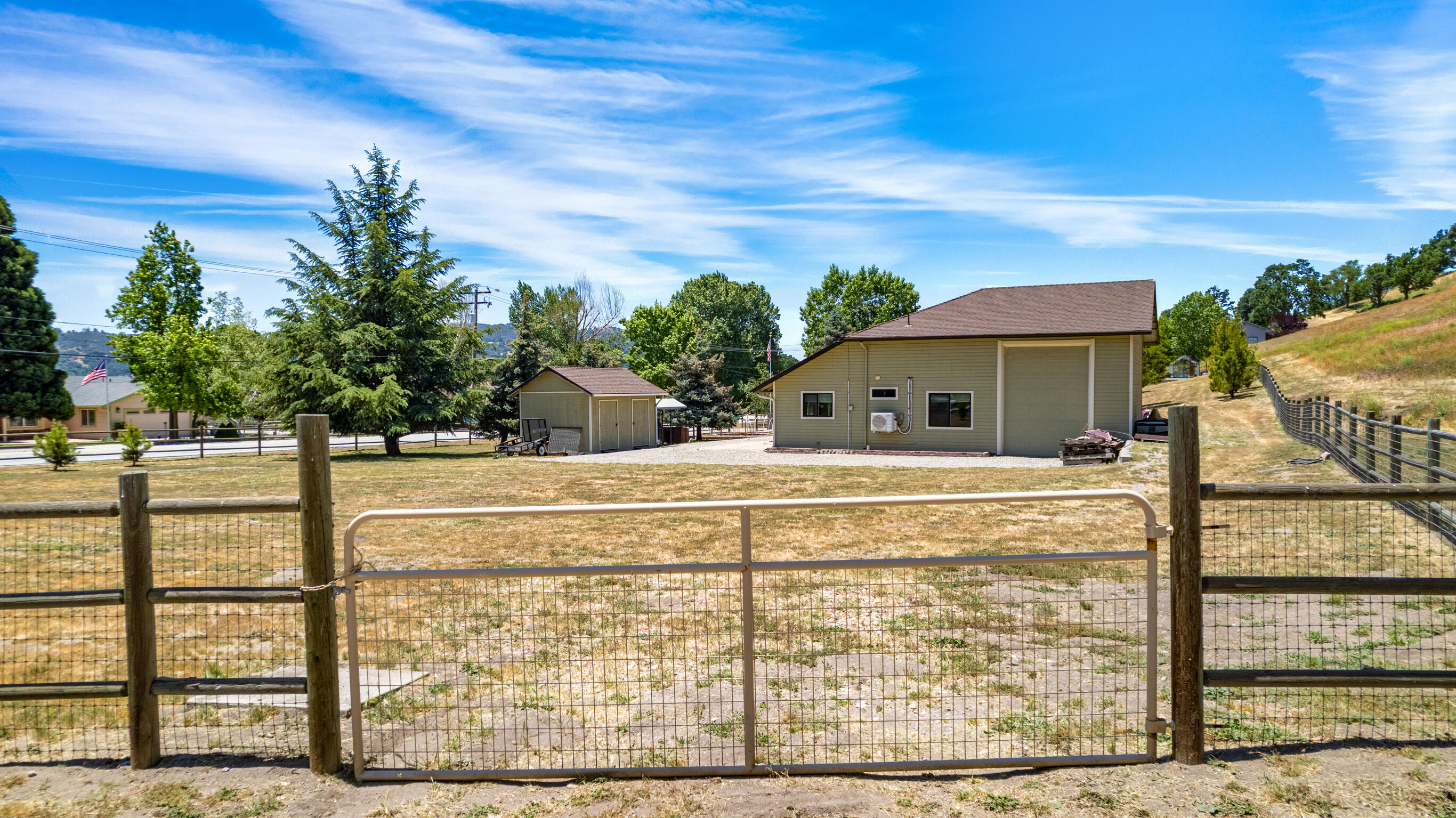 24140 Deertrail Drive Tehachapi, CA 93561 - Photo 38 of 44 a view of house with roof deck