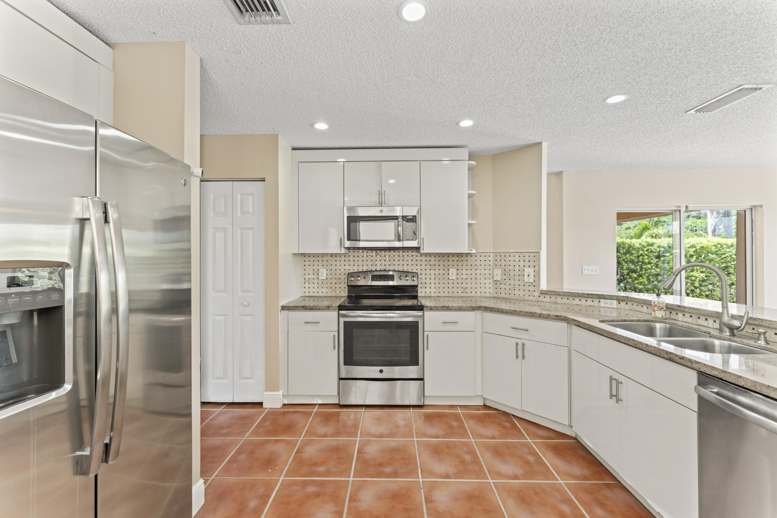 2103 Southwest 173rd Avenue Miramar, FL 33029 - Photo 3 of 32 DSC00347