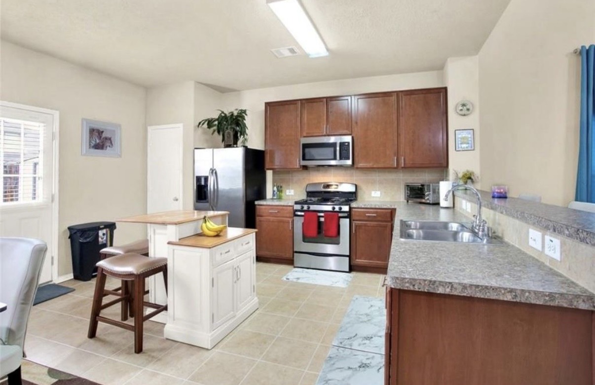 7035 Primrose Road Baytown, TX 77521 - Photo 4 of 8 Kitchen.