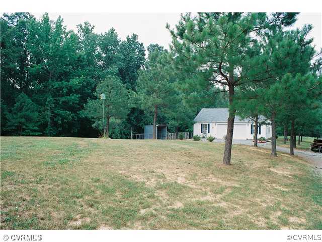 2815 Quaker Road Quinton, VA 23141 - Photo 3 of 6 a backyard of a house with lots of green space