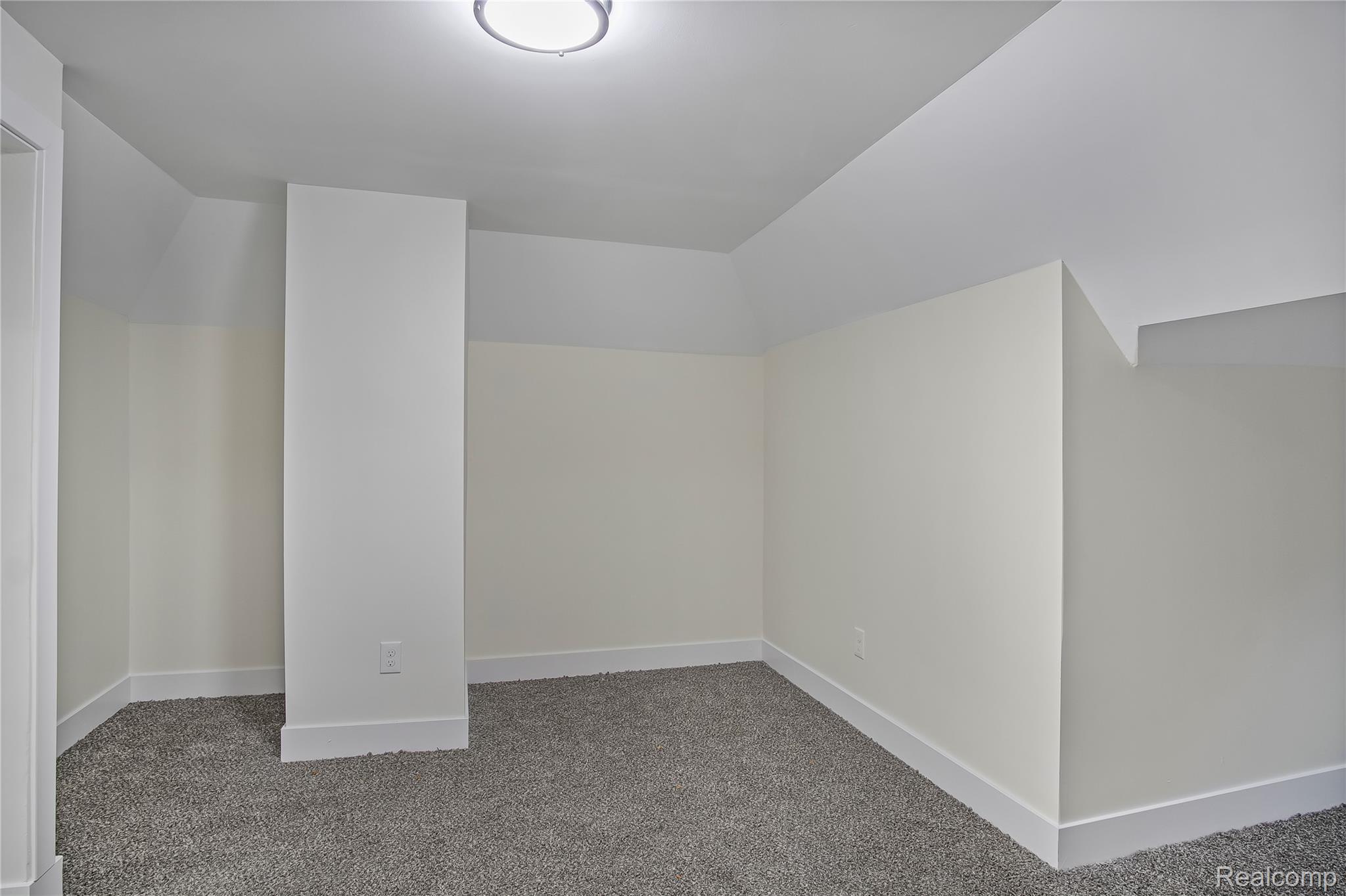 427 Melbourne Street Detroit, MI 48202 - Photo 22 of 29 Bonus room featuring vaulted ceiling and carpet flooring
