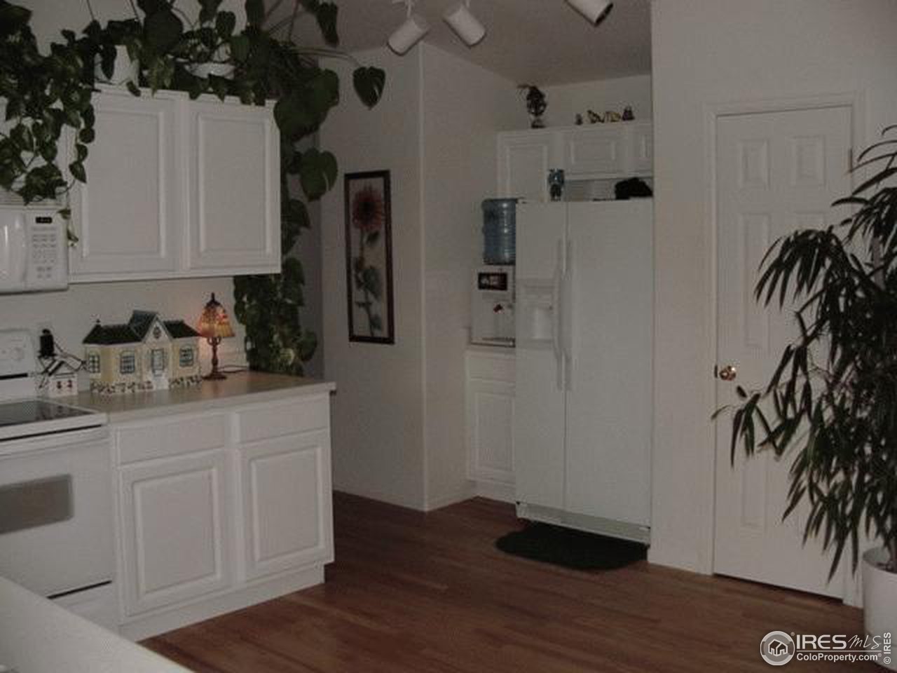 1317 Trail Ridge Road Longmont, CO 80504 - Photo 6 of 8 a kitchen with appliances and cabinets