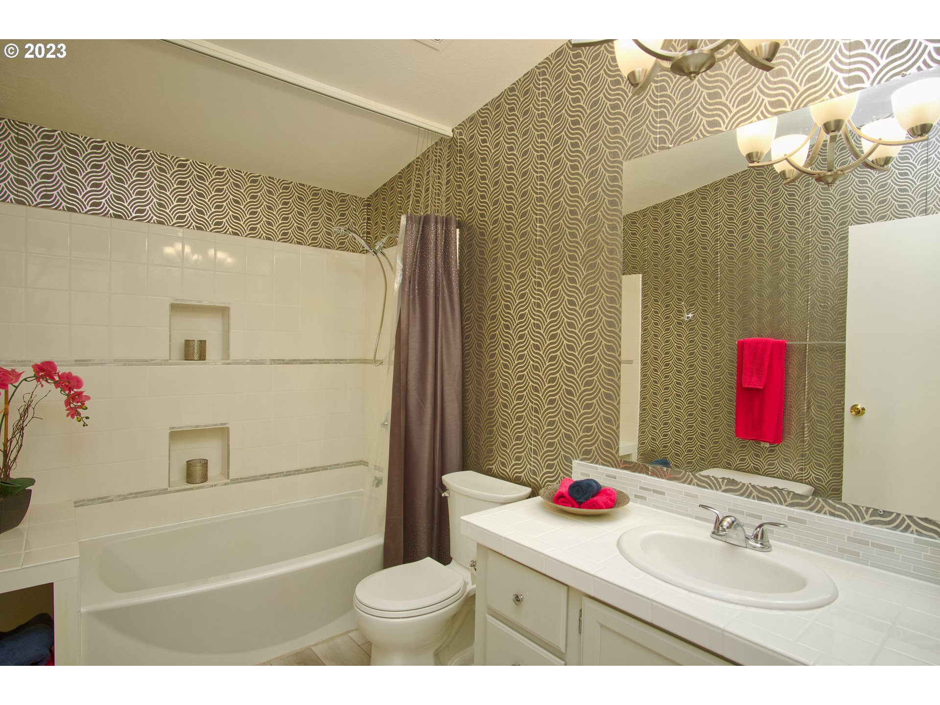 18950 South Ridge Road Oregon City, OR 97045 - Photo 15 of 27 a bathroom with a sink vanity mirror and a bathtub