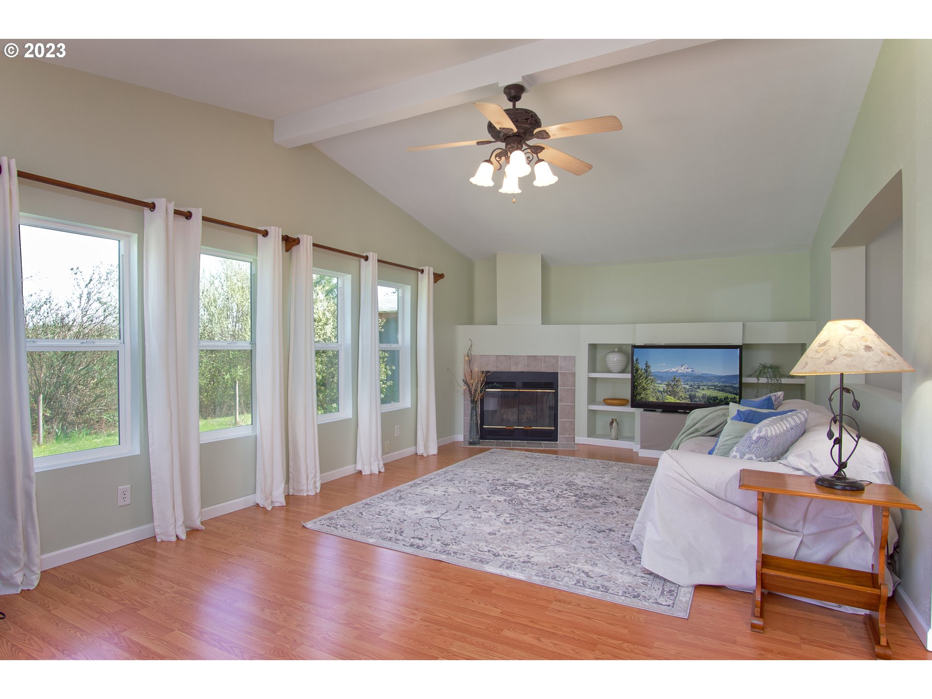 18950 South Ridge Road Oregon City, OR 97045 - Photo 5 of 27 a view of livingroom with furniture fireplace and window