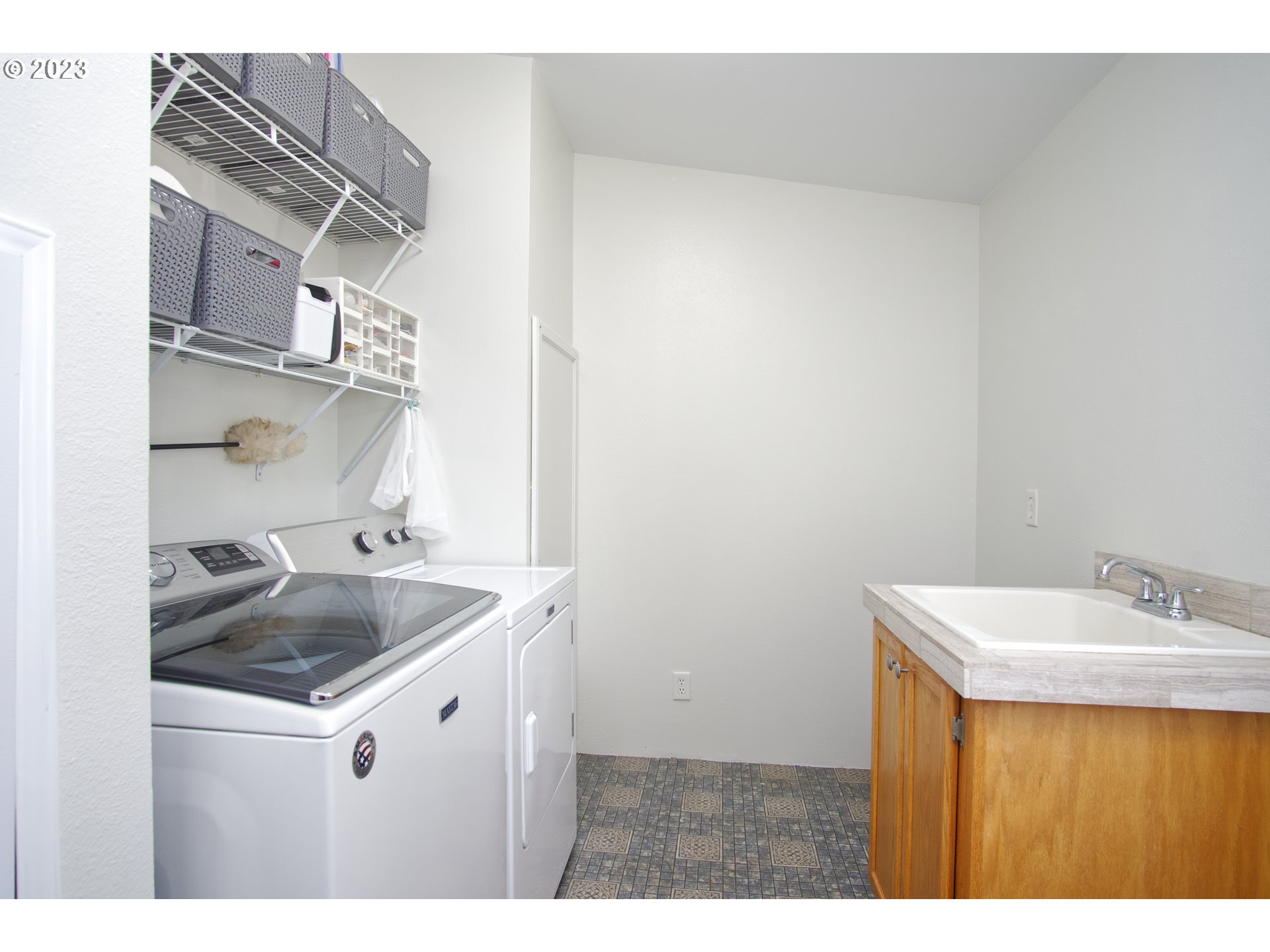 18950 South Ridge Road Oregon City, OR 97045 - Photo 10 of 27 a bathroom with a sink and a mirror
