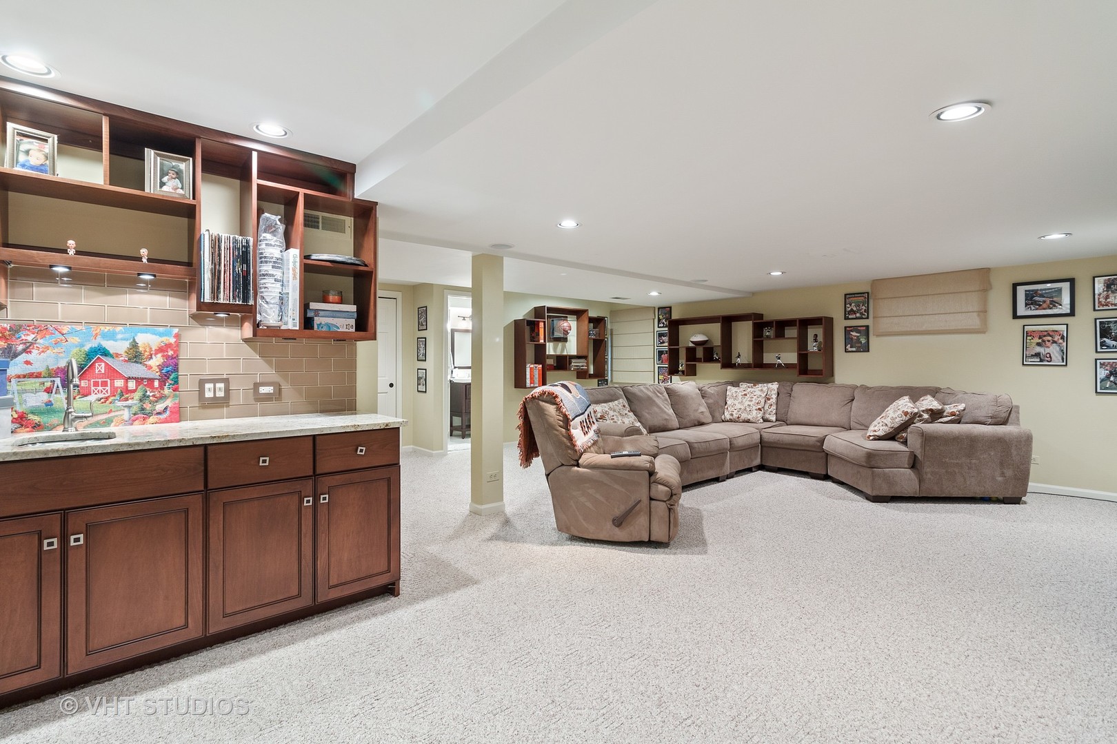 985 Chapel Court North Glen Ellyn, IL 60137 - Photo 23 of 39 a living room with furniture and a kitchen area
