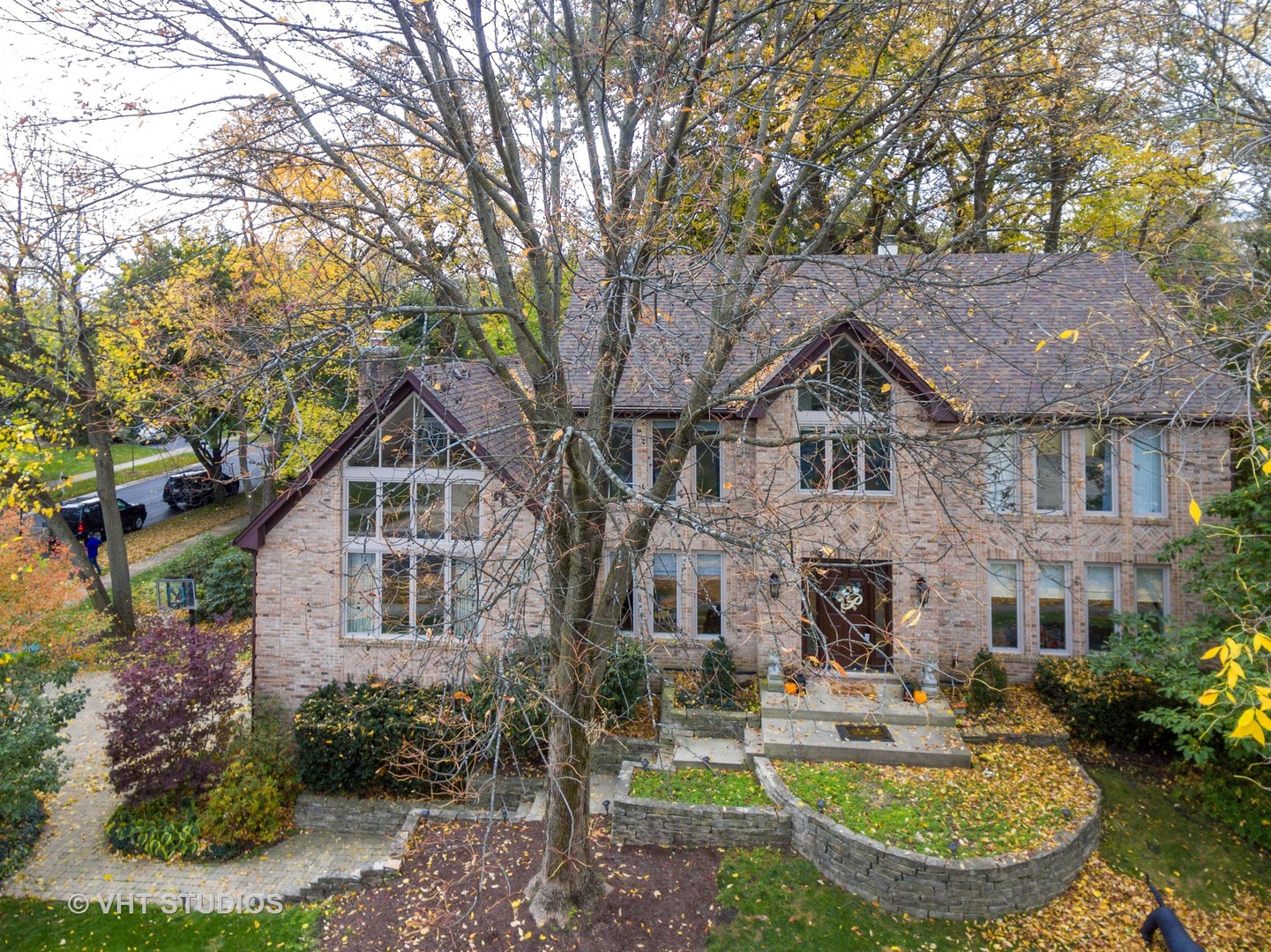 985 Chapel Court North Glen Ellyn, IL 60137 - Photo 30 of 39 a front view of a house with garden