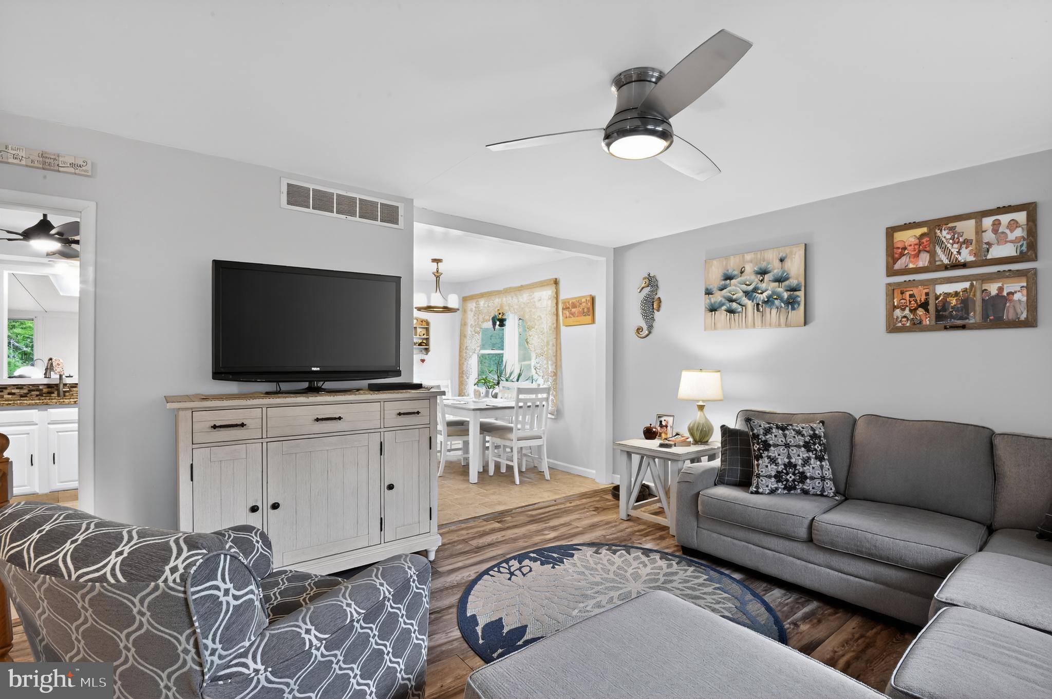 712 Tuckahoe Road Vineland, NJ 08360 - Photo 15 of 33 Living Room
