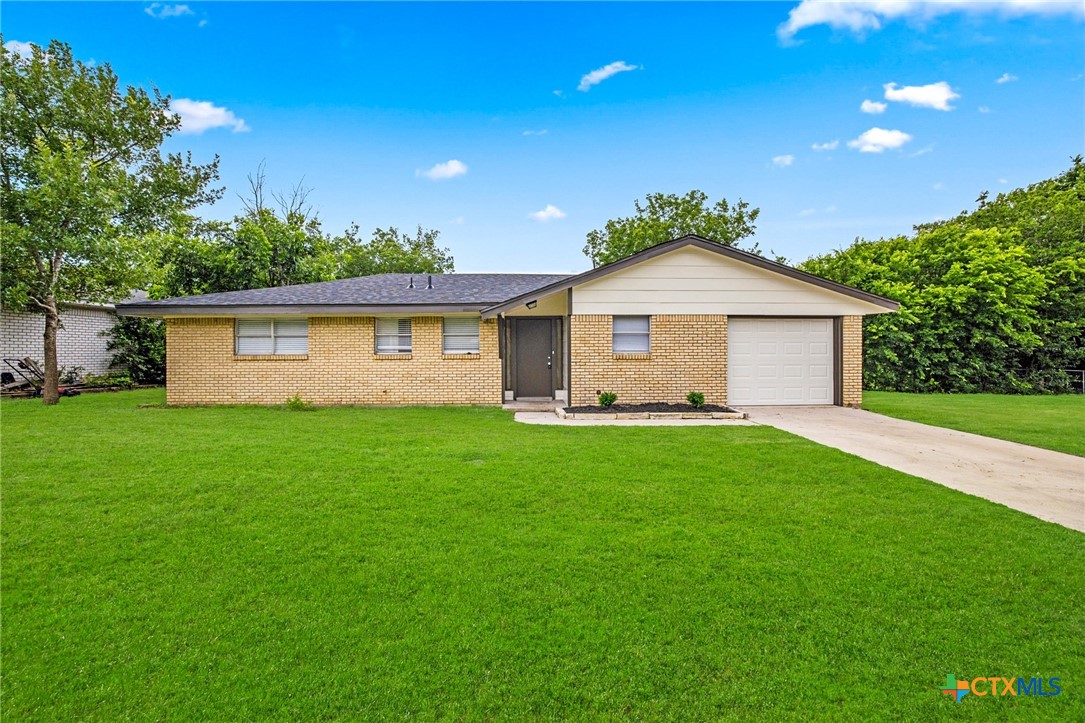 1609 Linwood Road Temple, TX 76502 - Photo 2 of 25 a front view of house with a garden