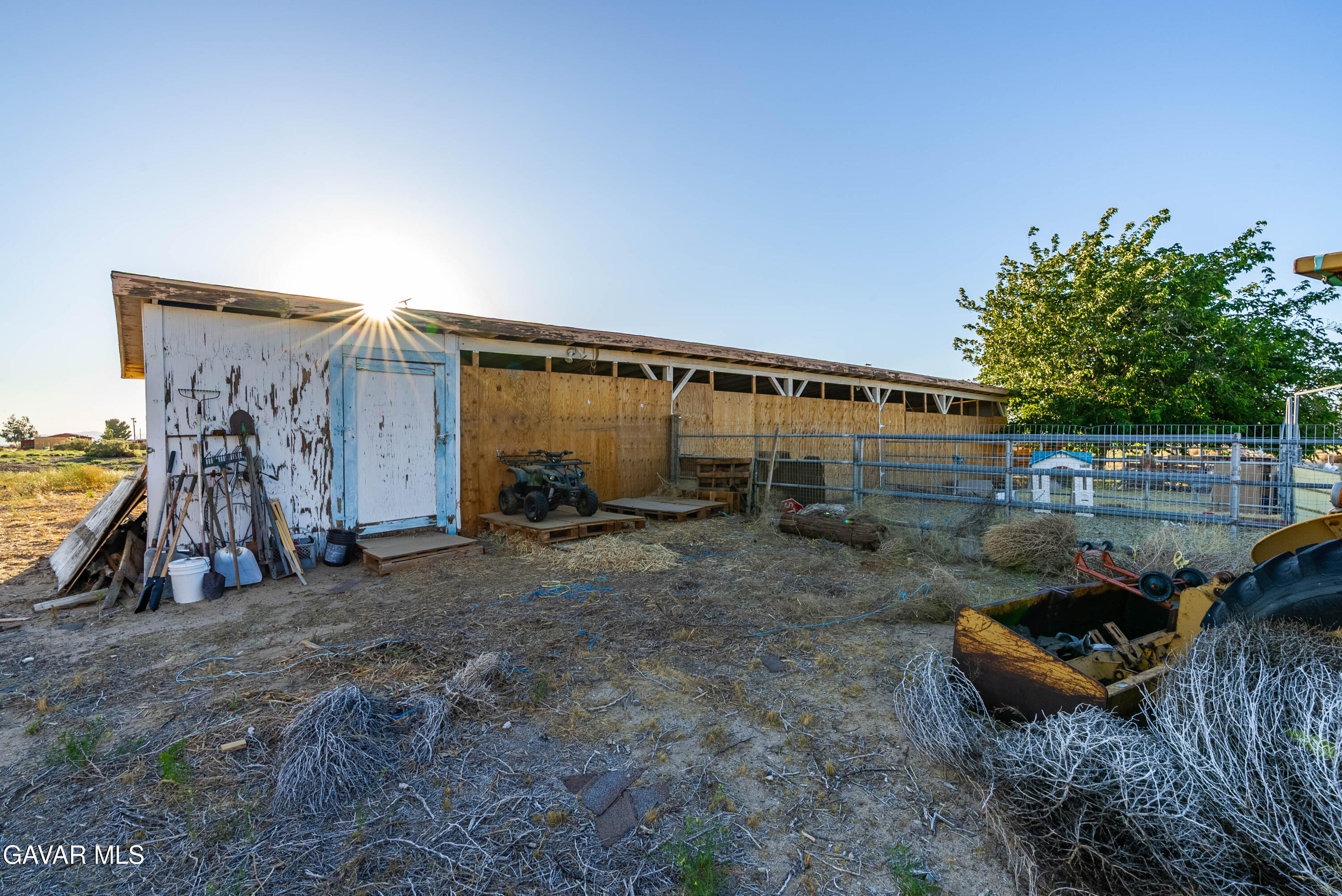 20539 East Ave R Palmdale, CA 93591 - Photo 43 of 55 a view of a backyard