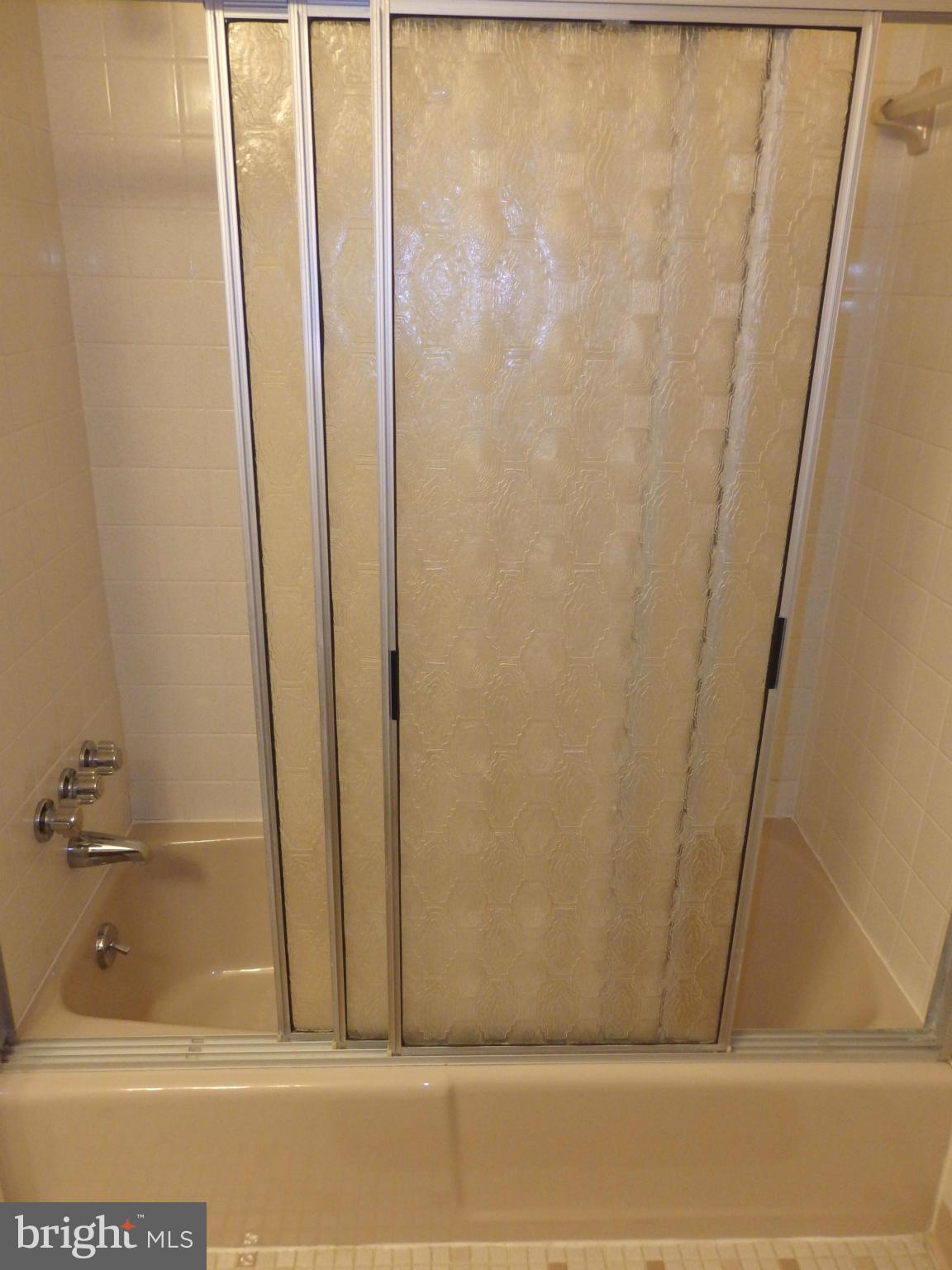 9212 Bethel Road Frederick, MD 21702 - Photo 17 of 30 Tub/shower combination in hall bath
