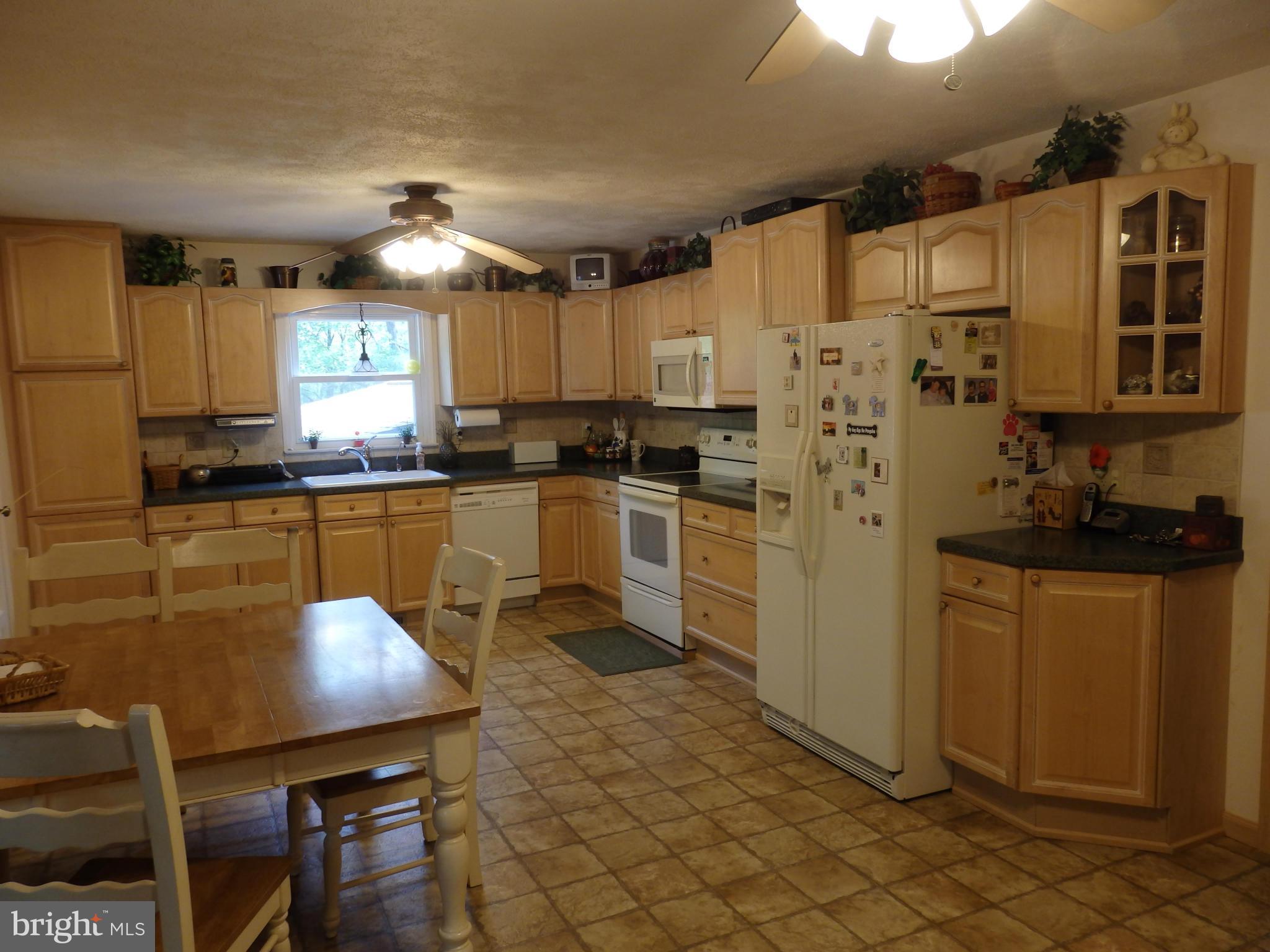 9212 Bethel Road Frederick, MD 21702 - Photo 5 of 30 Custom maple kitchen