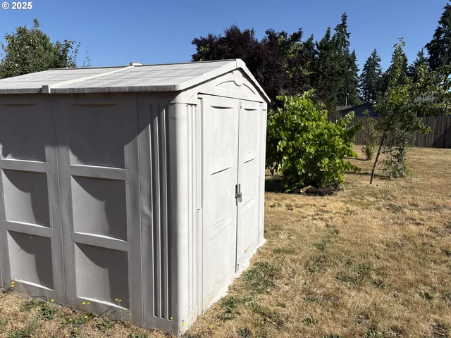a view of backyard of the house