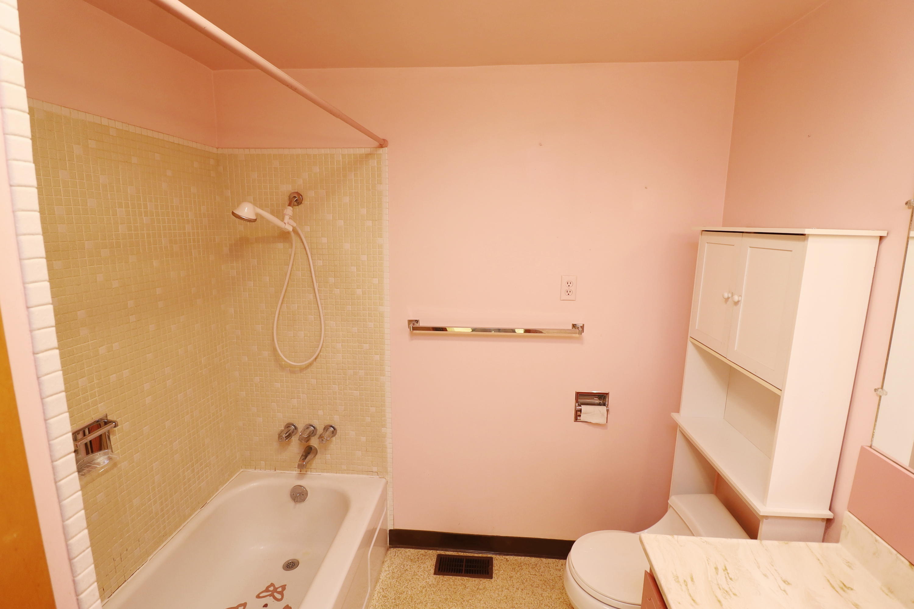 611 Midway Road Medford, OR 97501 - Photo 16 of 21 a bathroom with a sink a toilet and shower