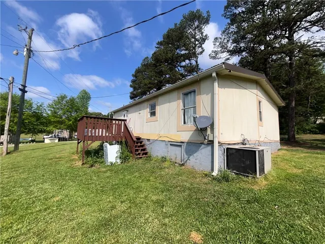 a view of a house with backyard