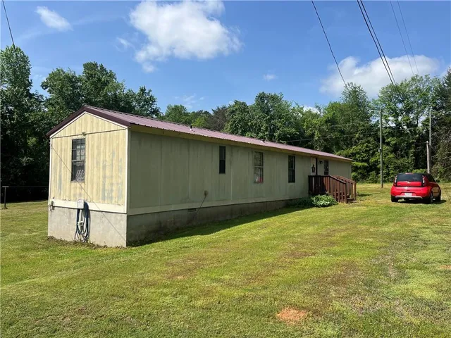 a view of a house with a backyard