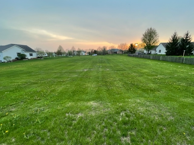 8402 Eagle Ridge Spring Grove, IL 60081 - Photo 6 of 7 a backyard of a house with lots of green space