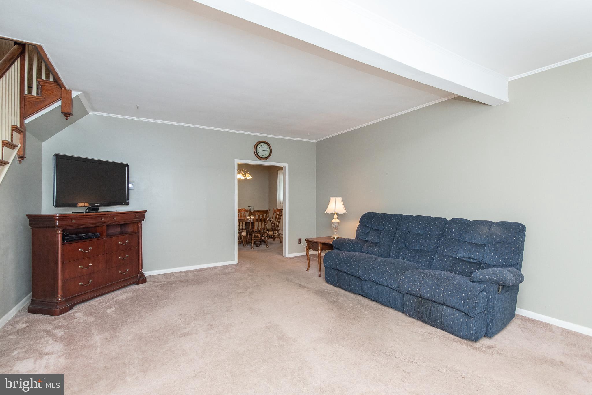 605 Old Home Road Baltimore, MD 21206 - Photo 10 of 44 Living Room