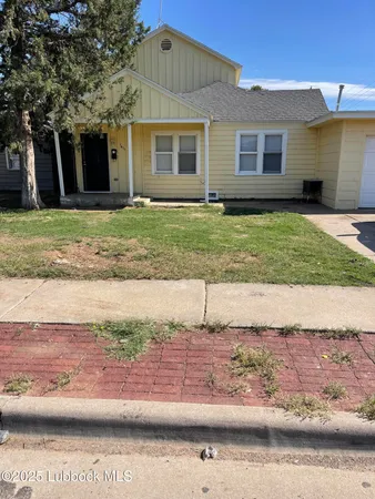 a view of a yard in front of house