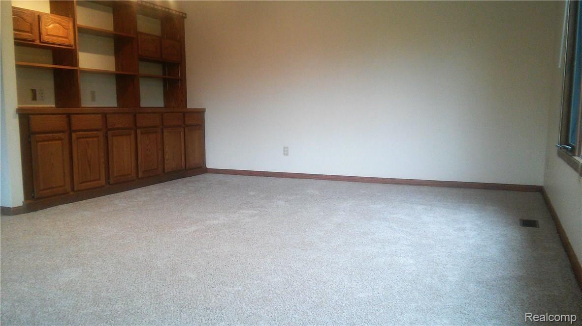 4400 North Latson Road Howell, MI 48855 - Photo 22 of 31 19Living.jpg