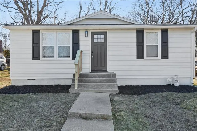 $235,000 | 705 East Shady Lane, Harrisonville, MO 64701