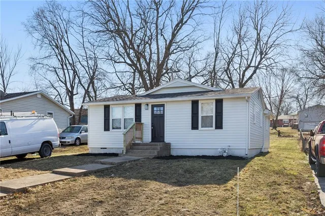 $235,000 | 705 East Shady Lane, Harrisonville, MO 64701