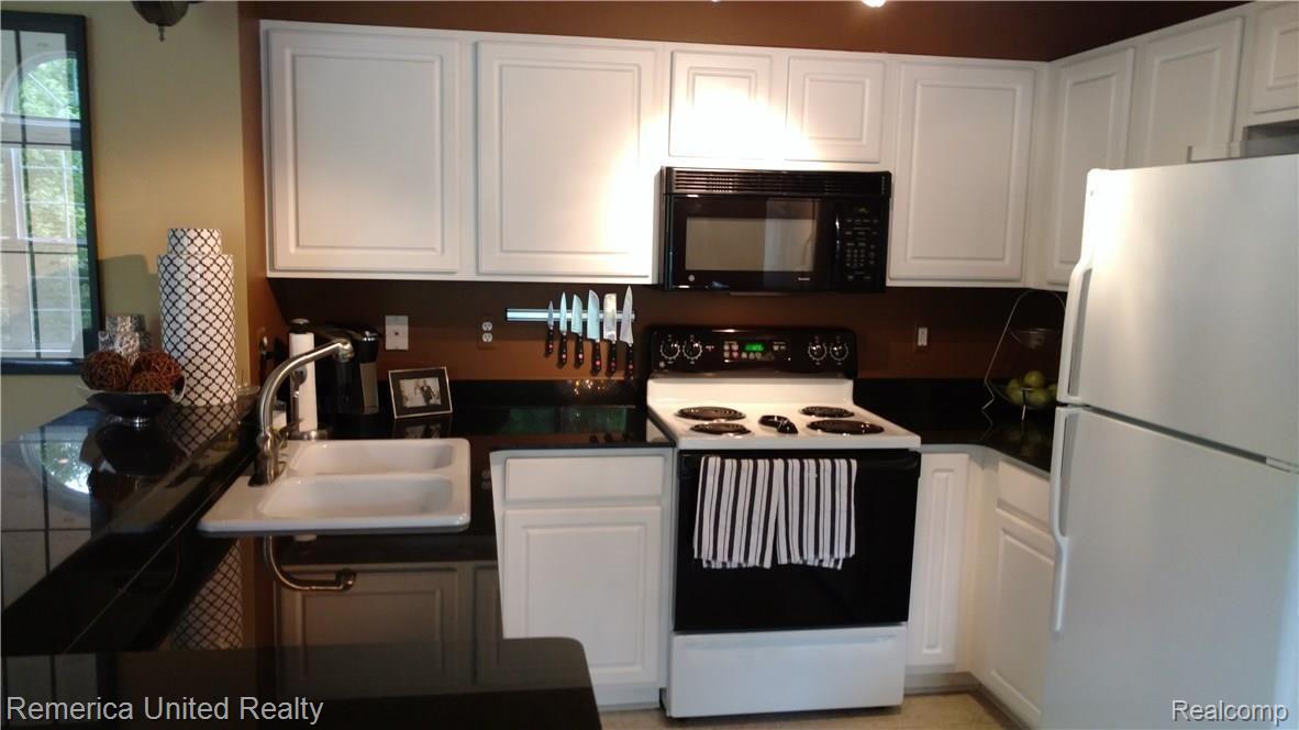 1717 Deepwood Circle, Unit 67 Rochester, MI 48307 - Photo 10 of 16 IMG_20160709_133004046.jpg