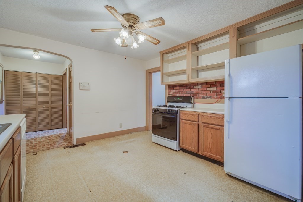 104 Linnell Street Springfield, MA 01104 - Photo 13 of 34 Gallery Image 13