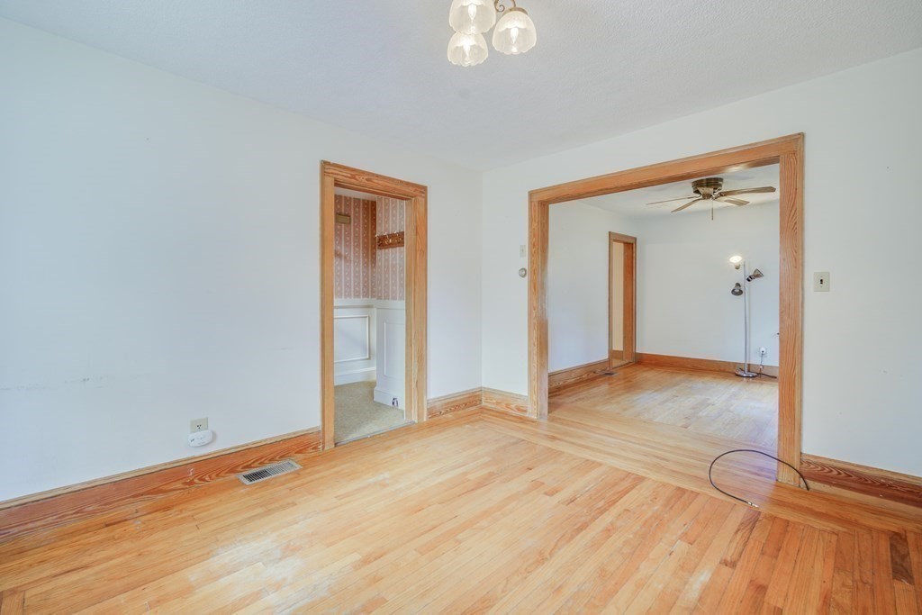 104 Linnell Street Springfield, MA 01104 - Photo 6 of 34 Gallery Image 6
