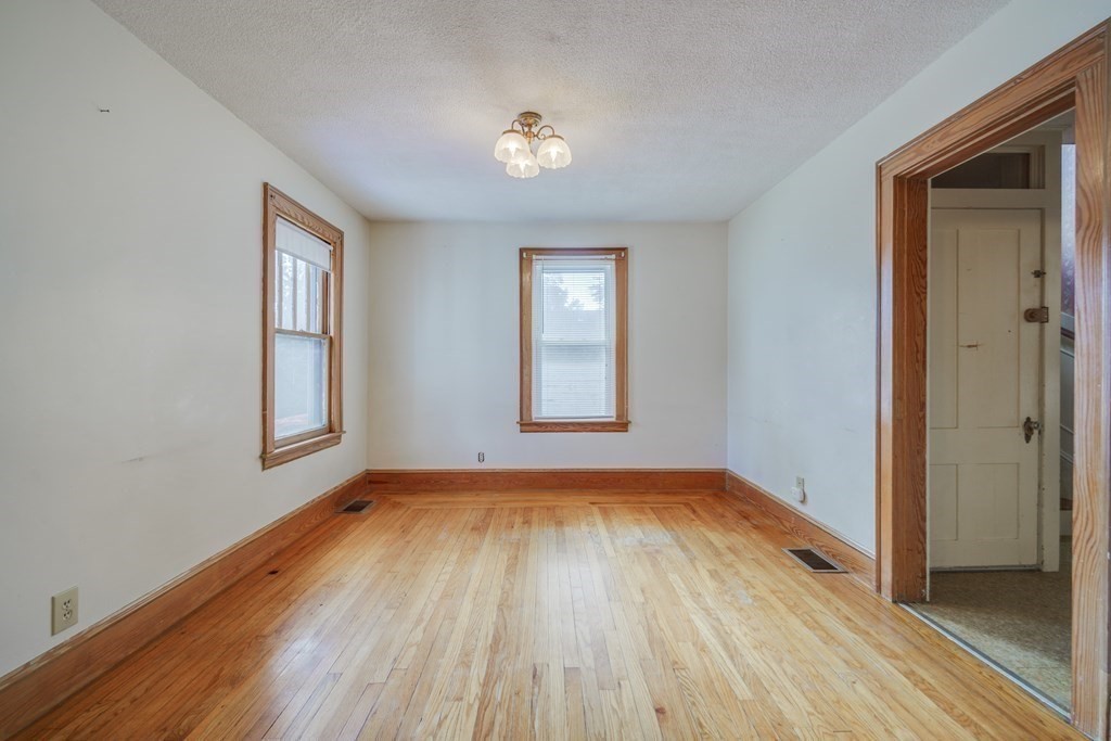 104 Linnell Street Springfield, MA 01104 - Photo 8 of 34 Gallery Image 8