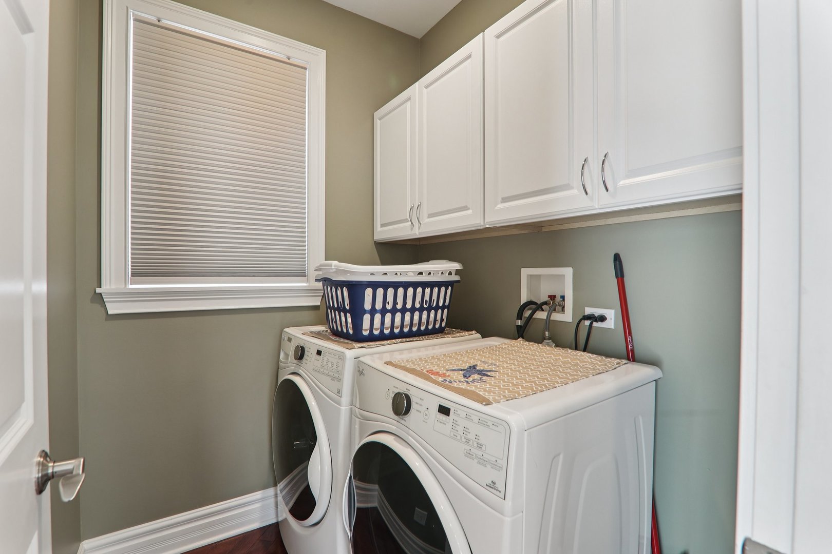 124 Hubbard Court Wauconda, IL 60084 - Photo 15 of 47 a utility room with dryer and washer