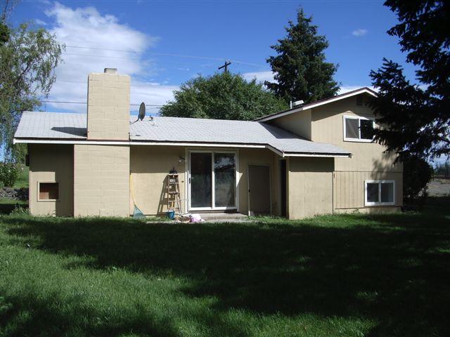 930 North Granger Road Granger, WA 98932 - Photo 3 of 19 a front view of a house with a garden