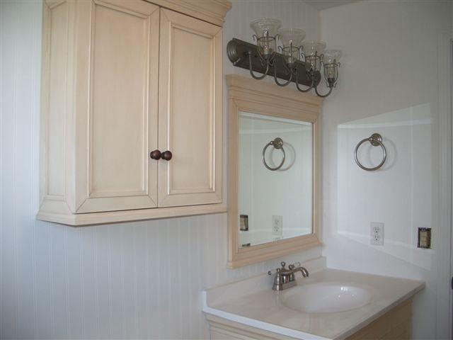 930 North Granger Road Granger, WA 98932 - Photo 8 of 19 a bathroom with a sink and a mirror