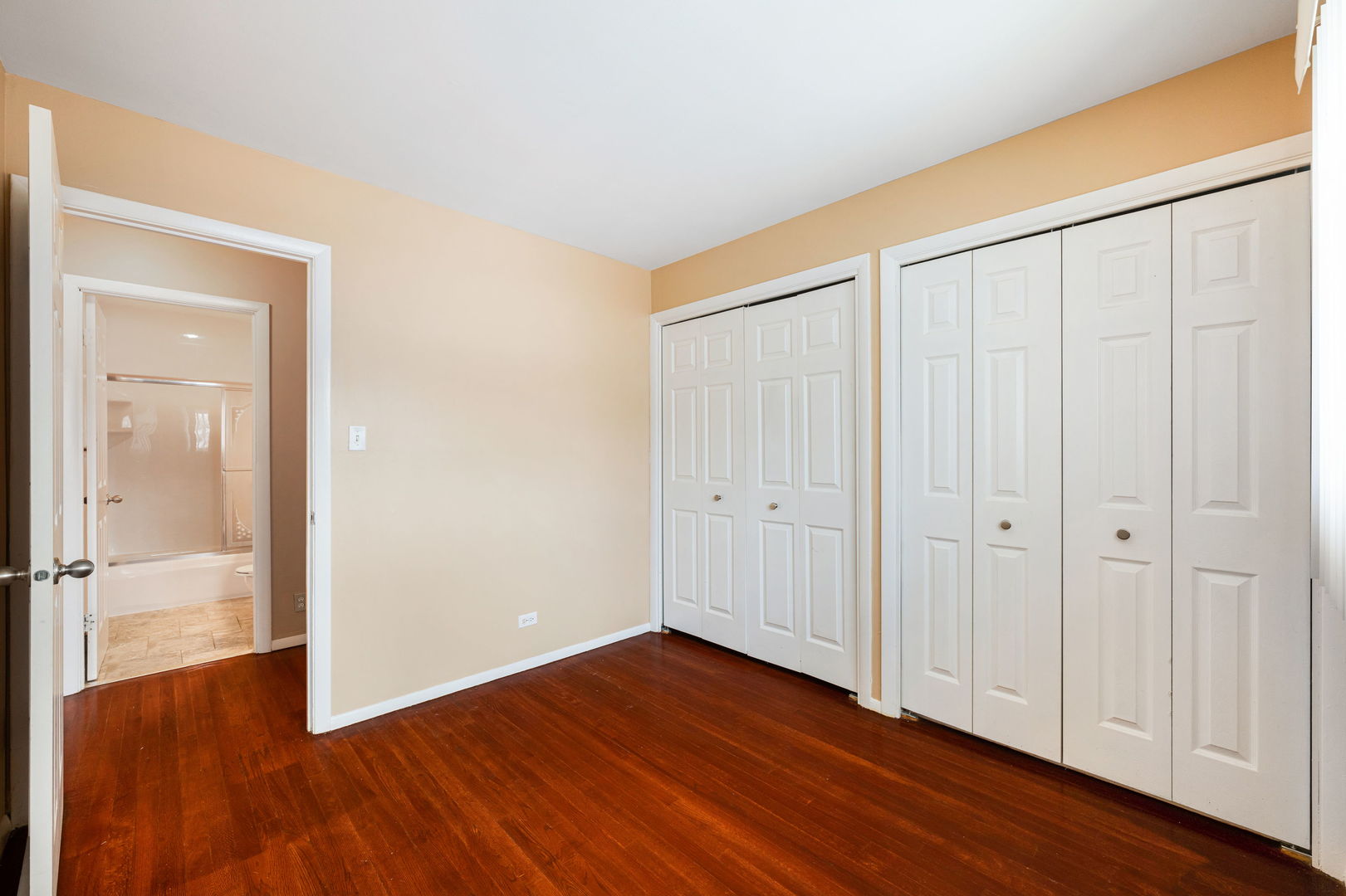 920 Valley Stream Drive Wheeling, IL 60090 - Photo 12 of 29 a view of an empty room with wooden floor