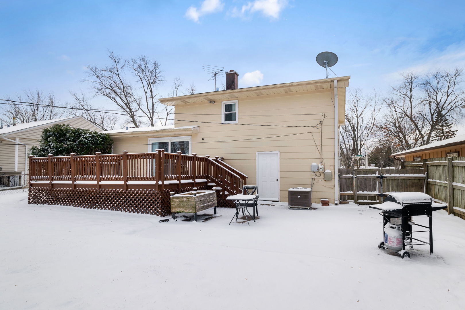 920 Valley Stream Drive Wheeling, IL 60090 - Photo 24 of 29 a view of a terrace with chairs