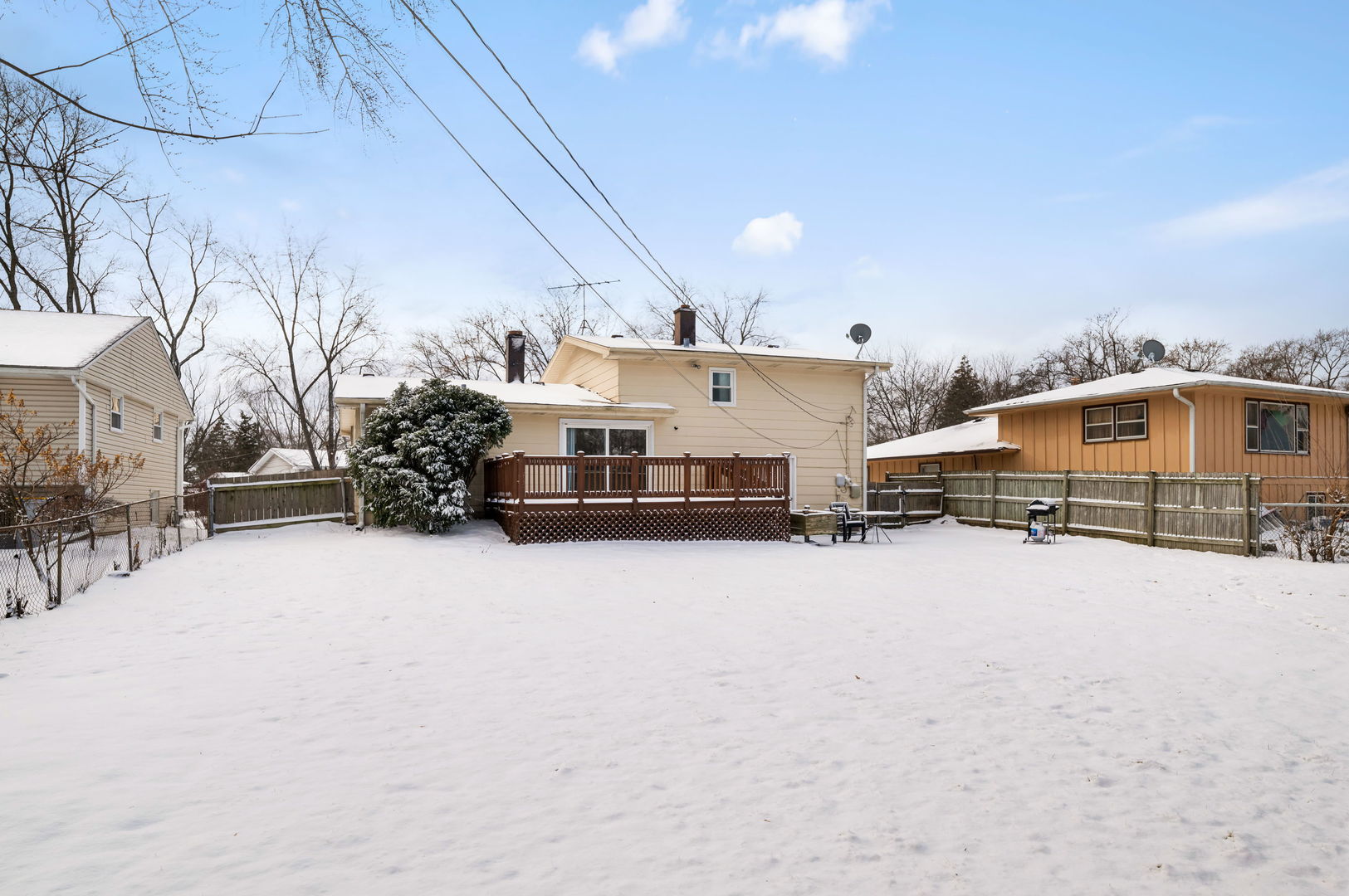 920 Valley Stream Drive Wheeling, IL 60090 - Photo 25 of 29 a view of a house with a snow in the yard