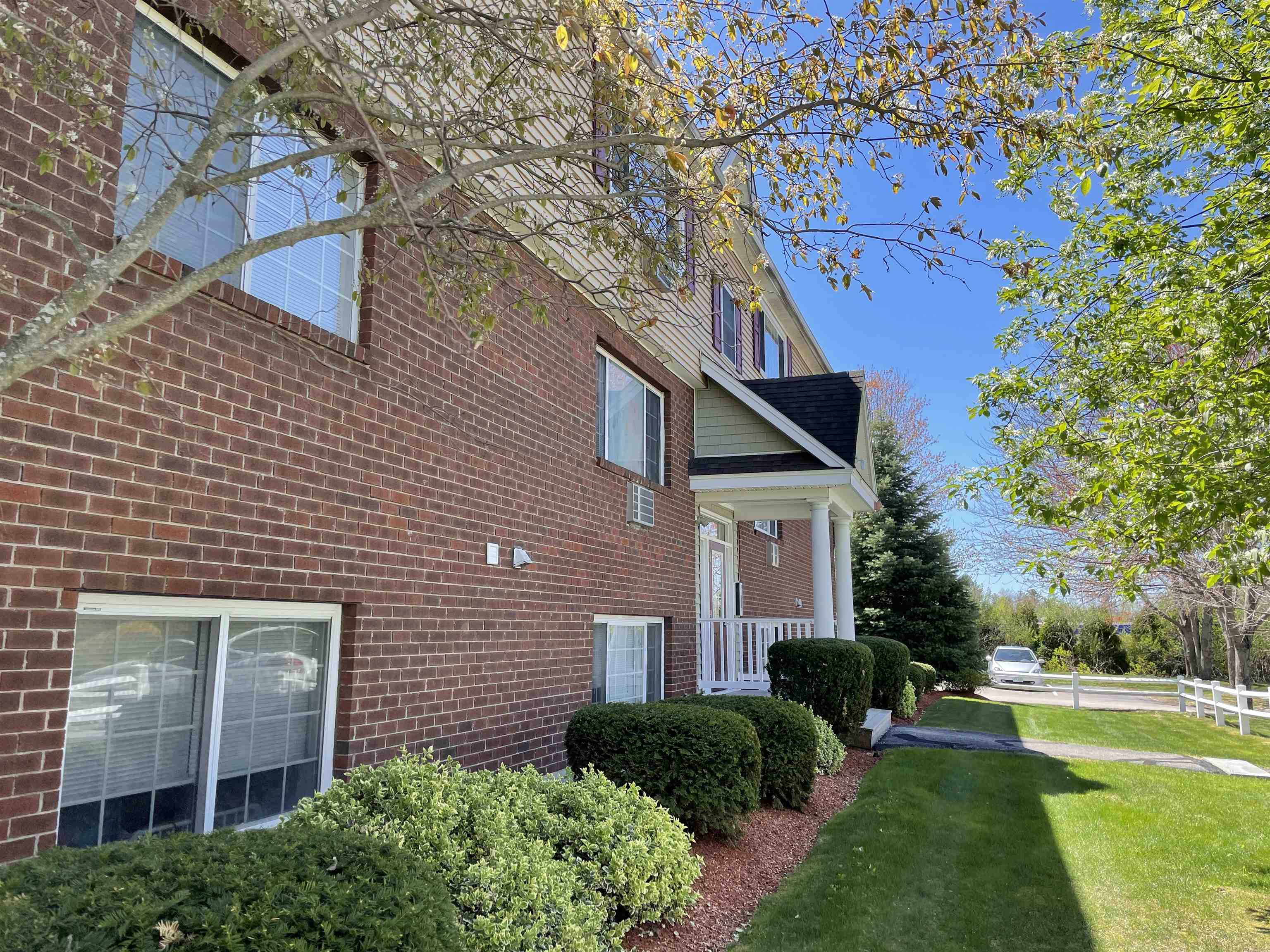 3911 Brown Avenue, Unit 45 Manchester, NH 03103 - Photo 4 of 40