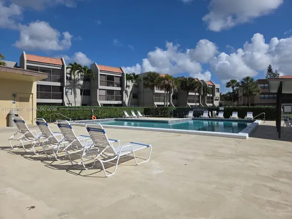 $2,350 | 220 Lakeview Drive, Unit 312, Weston, FL 33326