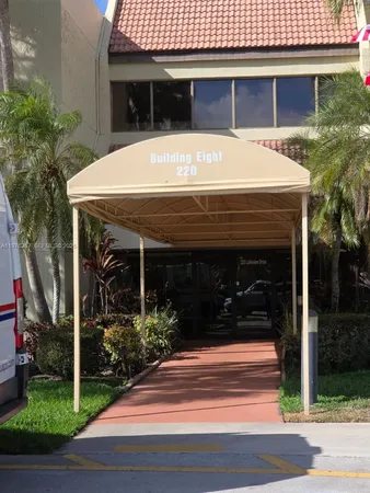 $2,350 | 220 Lakeview Drive, Unit 312, Weston, FL 33326