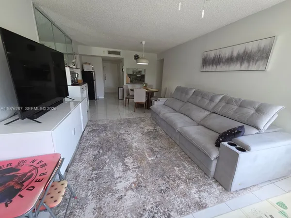 $2,350 | 220 Lakeview Drive, Unit 312, Weston, FL 33326