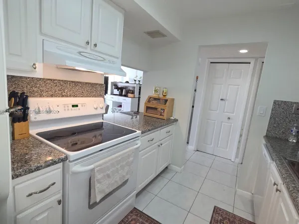 $2,350 | 220 Lakeview Drive, Unit 312, Weston, FL 33326