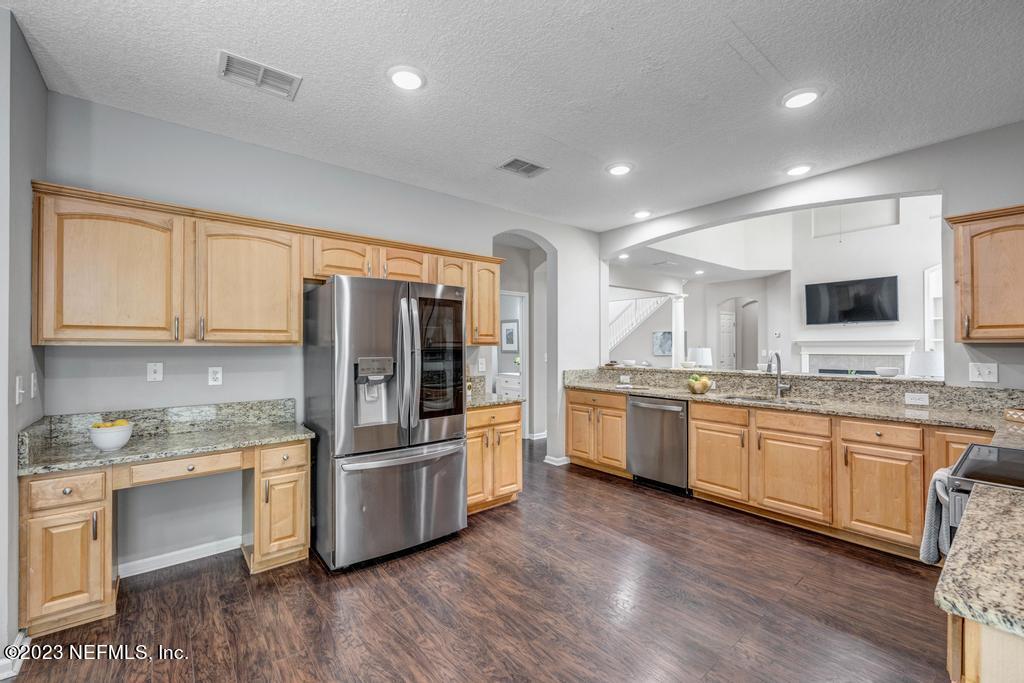 428 Sparrow Branch Circle St. Johns, FL 32259 - Photo 17 of 42 a large kitchen with granite countertop a large counter top space stainless steel appliances and cabinets